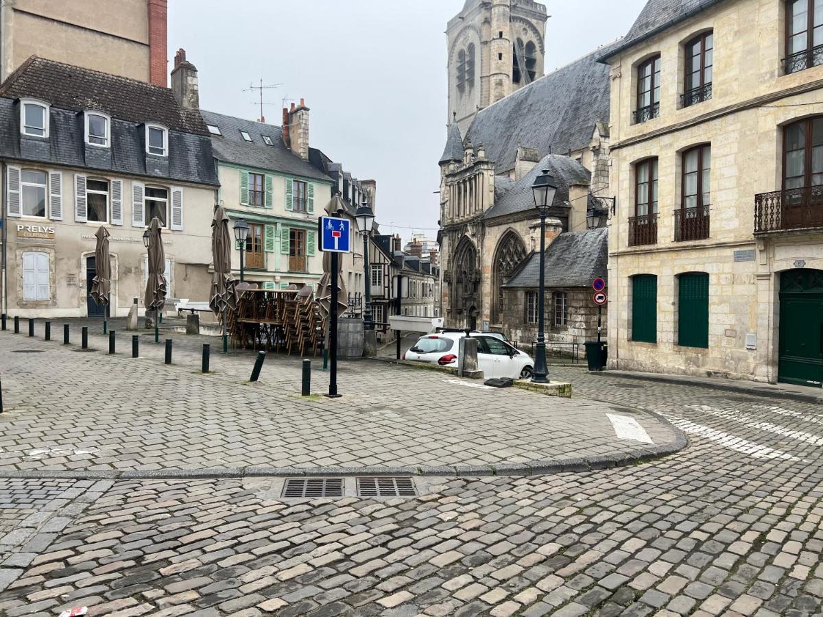 Petit F2 Fonctionnel Plein Centre Et Proche Gare Apartment Bourges Exterior photo